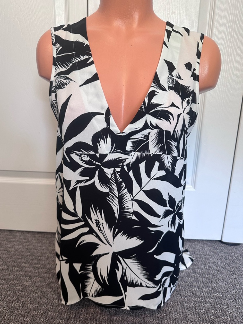 Express Black & White Tropical Palm Print High Low Sleeveless Top, Size M